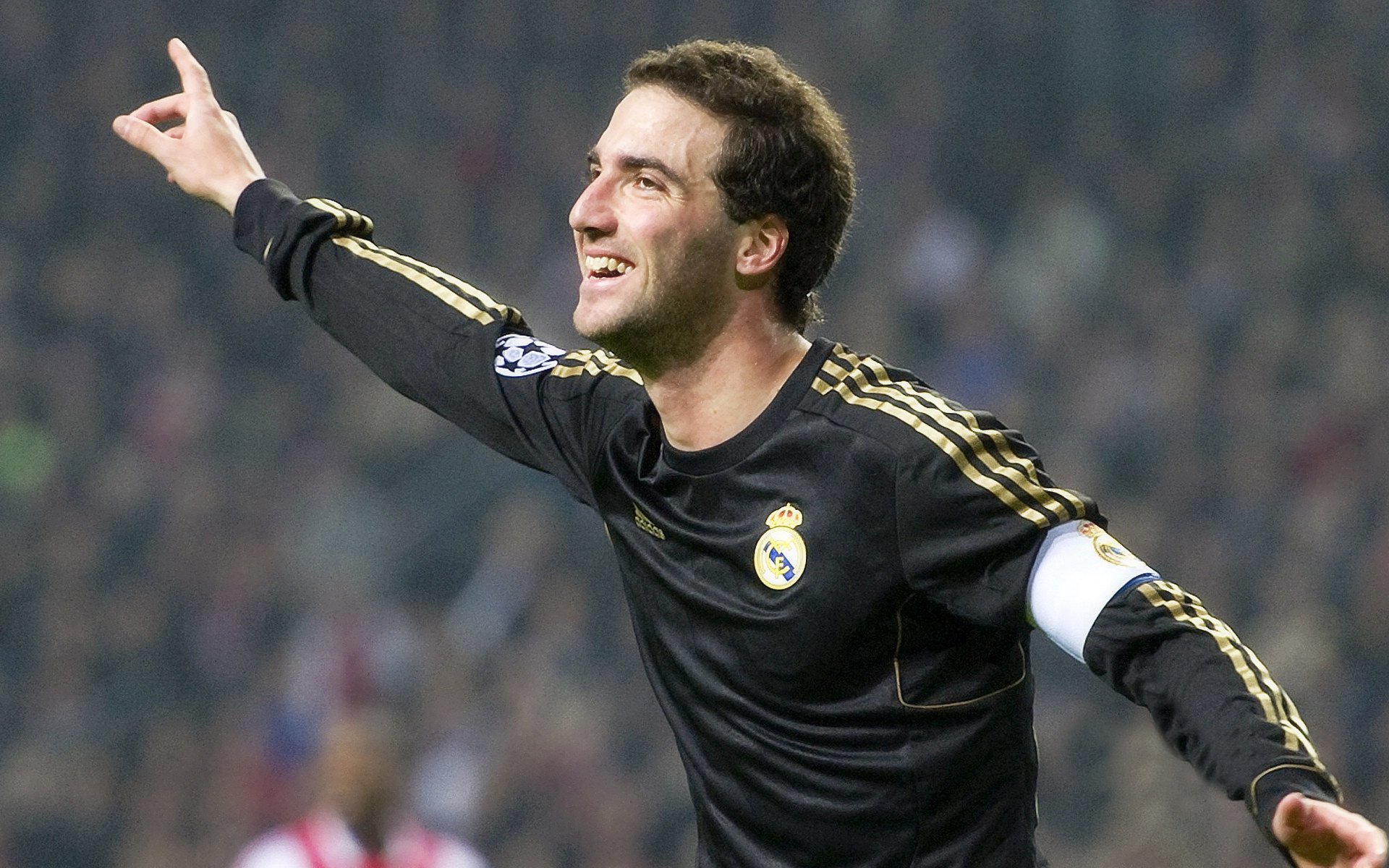 新西兰全黑队的传球与突破紧密结合，始终保持高压态势，新西兰全黑队队员介绍